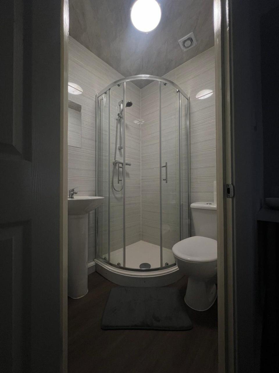 Deluxe Ensuite Double Room With Ensuite Coventry Bagian luar foto